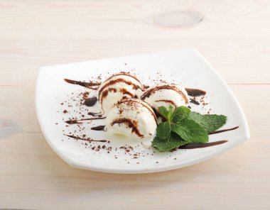 dondurma topları çikolata ve nane yaprakları - tatlı ile