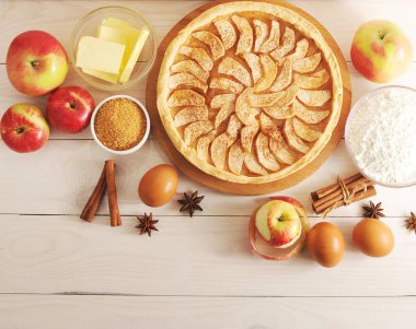 Elmalı tart, malzemeler - elma ve tarçın