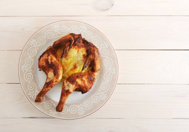 bir plaka üzerinde ağır kızarmış bütün tavuk