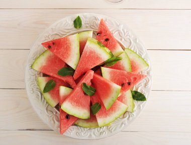 karpuz dilimleri ahşap beyaz zemin üzerine plaka üzerinde 