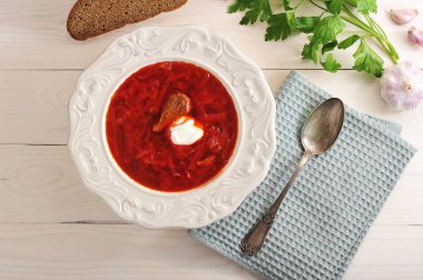 Ulusal Rus çorbası - borsch ekşi krema ile