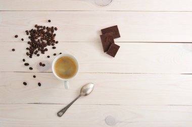 kahve çekirdekleri, kahve kupa, çikolata ve kaşık dilimleri 