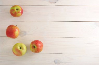 ahşap beyaz zemin üzerine kırmızı sarı taze elma
