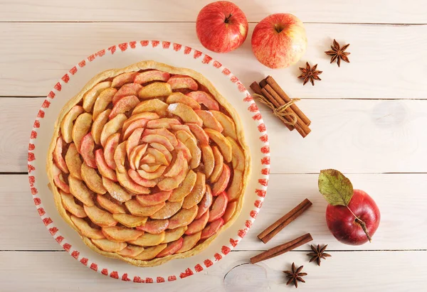 Torta de maçã com canela em uma chapa e maçãs e canela — Fotografia de Stock