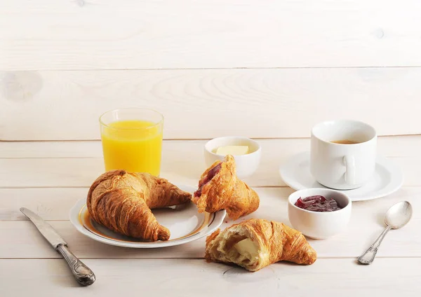 Petit déjeuner français croissant, confiture, beurre, jus d'orange et coff — Photo