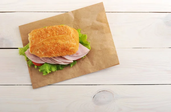 Smörgås med skinka, tomat och sallad — Stockfoto