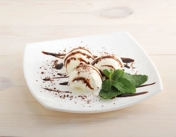 Мороженое с шоколадными и мятными листьями - десерт — стоковое фото