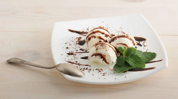 Zmrzliny koule s čokoládou a mátou listy - dezert — Stock fotografie