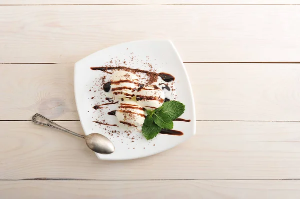 Мороженое с шоколадными и мятными листьями - десерт на белом — стоковое фото