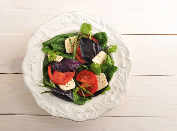 Gezond eten - Salade met tomaten, kaas, basilicum en cilantr — Stockfoto
