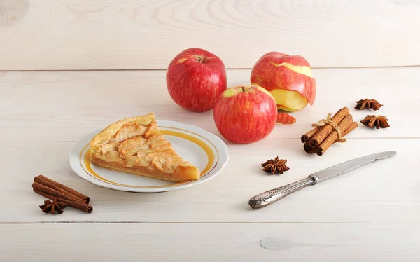 Fatia de torta de maçã e ingredientes - maçãs e canela — Fotografia de Stock