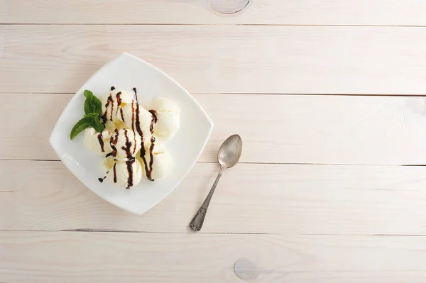 Мороженое с шоколадом на тарелке и ложке — стоковое фото