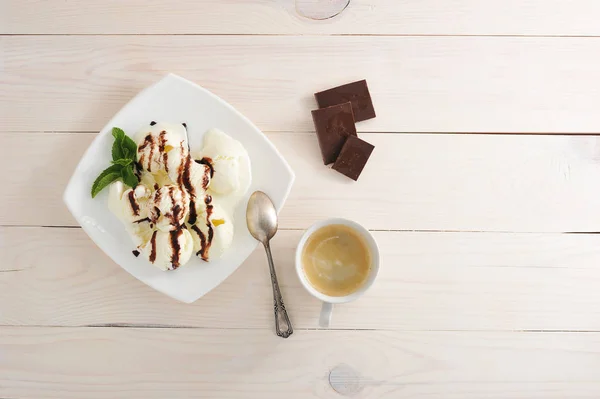 Мороженое с шоколадом и кофе в журнале — стоковое фото