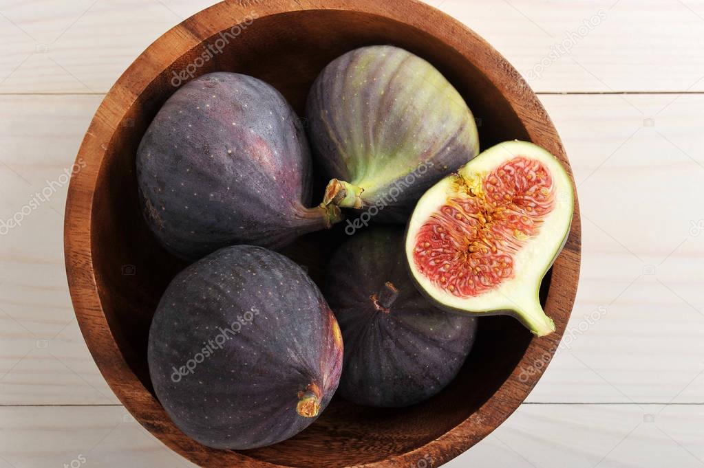 figs in a plate on wooden background
