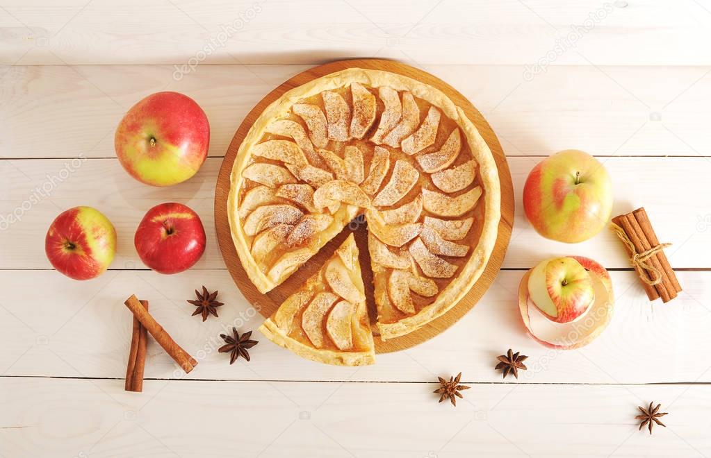 Applepie pie tart, ingredients - apples and cinnamon 