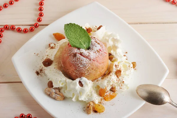 Фруктовый десерт - запеченные яблоки с сахаром на тарелке — стоковое фото