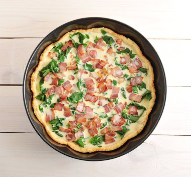 kiş, pişmiş yumurta, ıspanak ve pastırma pişirme çanağı 