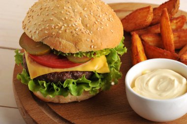 Hamburger Idaho patates ve peynir sos ile 