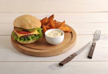 Hamburger Idaho patates ve bir turda ahşap peynir sos ile