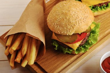 hamburger ekmeği susam ve patates kızartması ile