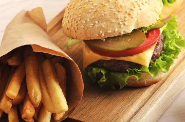 hamburger ekmeği susam ve patates kızartması ile 