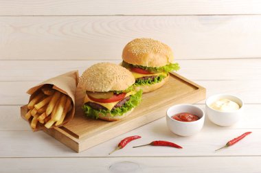 bir kağıt torba, kızarmış patates peynir sos, ketçap ve iki ha