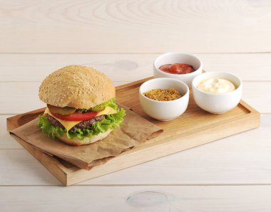 peynir sos, ketçap, hardal ve hamburger 