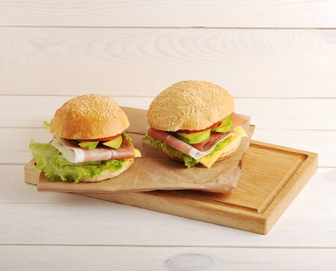 Kraft kağıt üzerine pastırma ile iki hamburger 
