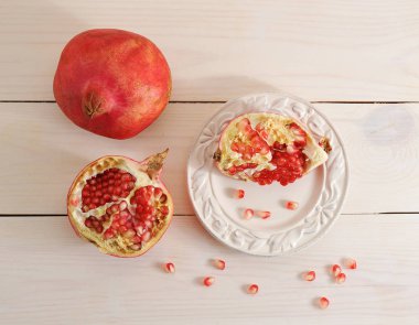 nar ve kırık bir plaka üzerinde ahşap arka plan 