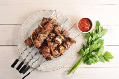 soğan ve maydanoz demir şiş ve ketçap kebabı 