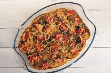 fırında patlıcan ve domates peynir ile cam tabak 