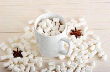 Kupa kakao ve şekerleme ve anason ile 