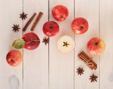 sonbahar natürmort - Kırmızı elma tarçın ve anason ile 