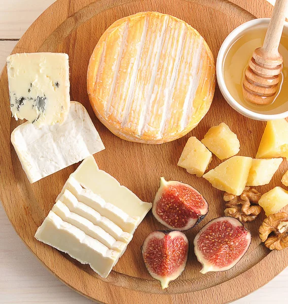 Prato de queijo - vários tipos de queijo, mel e figos — Fotografia de Stock