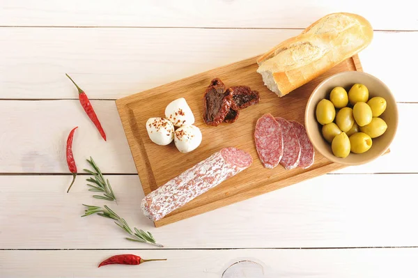 Pequeno-almoço continental - salame, mussarela, azeitonas, sol seco para — Fotografia de Stock