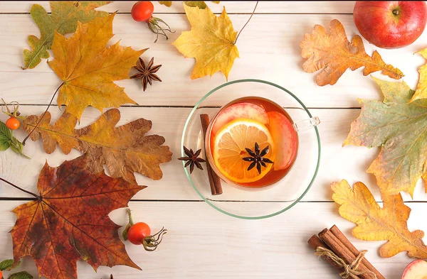 Tasse erfrischenden Tee mit Zitrone, Apfel, Hagebutten und Zimt — Stockfoto