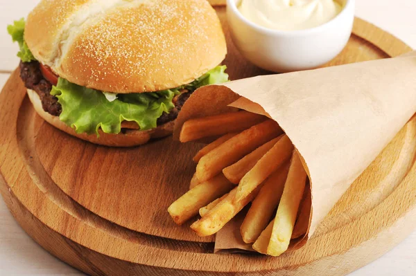 bir kağıt torba ve hamburger patates kızartması 