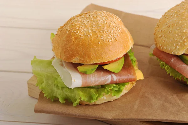 Burger pastırma, avokado, peynir, domates ve marul 