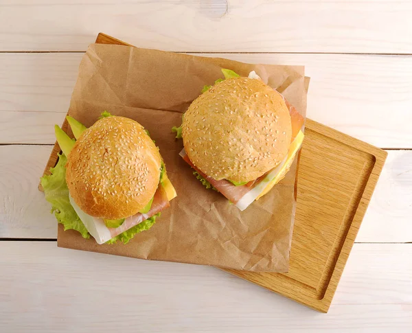 Kraft kağıt üzerine pastırma ile iki hamburger