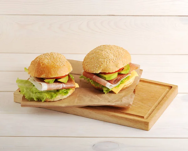 Kraft kağıt üzerine pastırma ile iki hamburger 