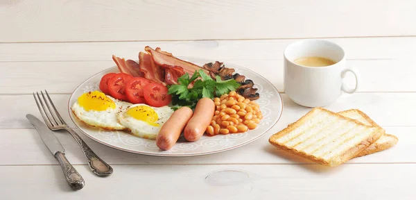 Ovos fritos com bacon, tomate, feijão, cogumelos e salsichas i — Fotografia de Stock