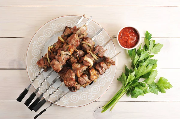 soğan ve maydanoz demir şiş ve ketçap kebabı 