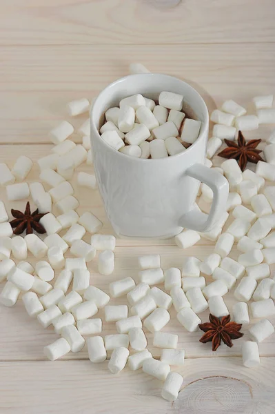 Caneca com cacau e marshmallows e anis — Fotografia de Stock