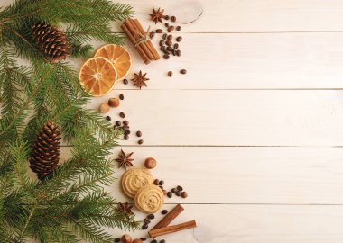 Noel arka plan kürk-ağaç dalları, koniler, kurutulmuş portakal ile