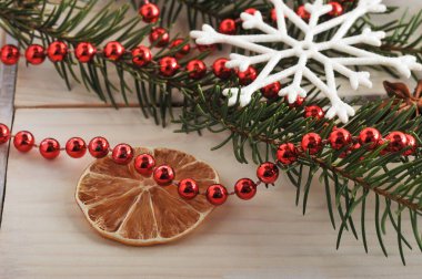 Noel arka plan - Noel ağacı, anason, boncuk ve kurutulmuş veya