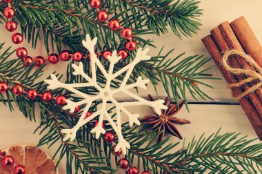 Noel arka plan - Noel ağacı, tarçın, boncuk ve snowf