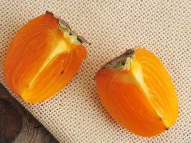 Tuval üzerine dilimlenmiş portakal Trabzon hurması