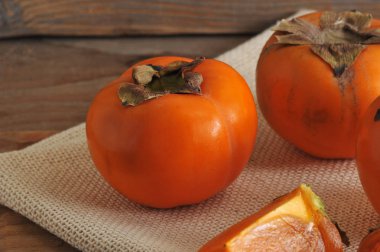 Trabzon hurması bütün ve tuval üzerine parçalar halinde kesilmiş