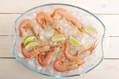 kireç buz üzerinde kırmızı haşlanmış karides