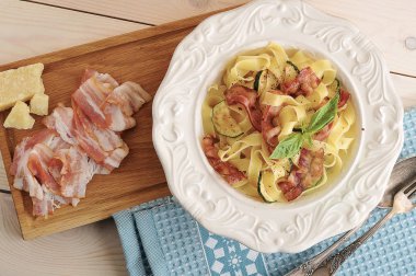 sosis, kabak ve peynir bir kapta makarna 